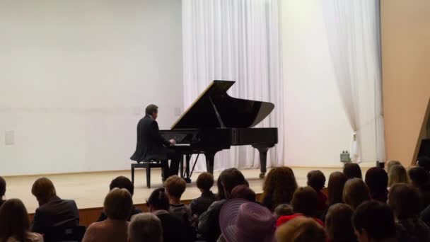 Музикант виконує в Карелії філармонії — стокове відео