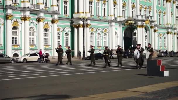 Военный оркестр готовится к параду — стоковое видео