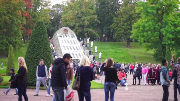 Garten von Peterhof, Petersburg, Russland — Stockvideo