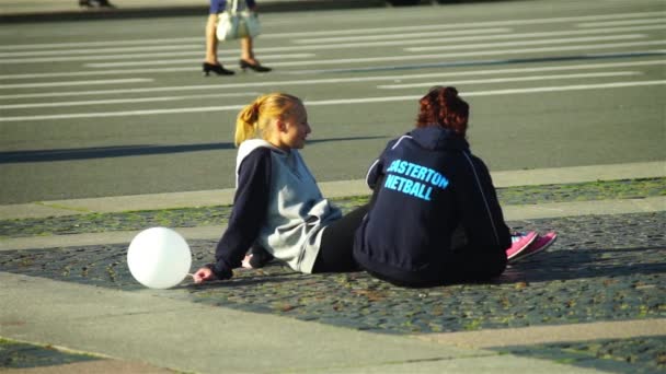 Chicas sentadas y hablando — Vídeos de Stock