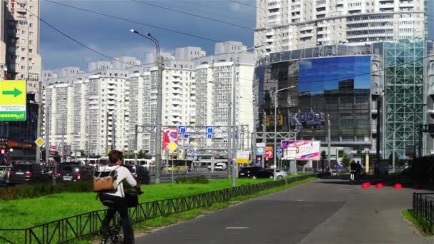 Stadtstraße mit modernen Bürogebäuden — Stockvideo