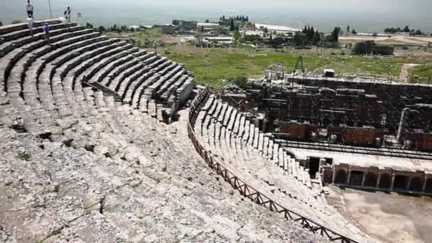 Panoramik manzaralı bir antik amfitiyatro — Stok video