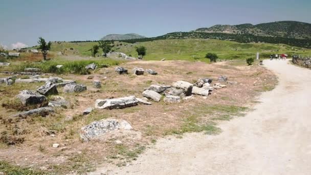 Panoramik manzaralı bir antik amfitiyatro — Stok video