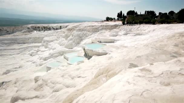 Turkost vatten travertin pooler på pamukkale — Stockvideo