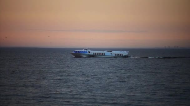 Tourist ship in sunset light, — Stock Video