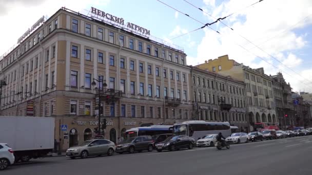 Tráfico pesado en Nevsky Avenue — Vídeo de stock