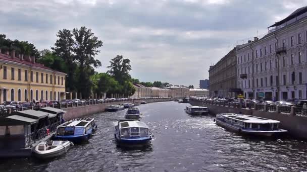 Barco de entretenimiento en el río Fontanka — Vídeos de Stock