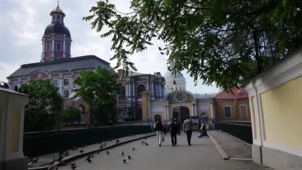 Personnes marchant jusqu'à Alexander Nevsky Lavra — Video