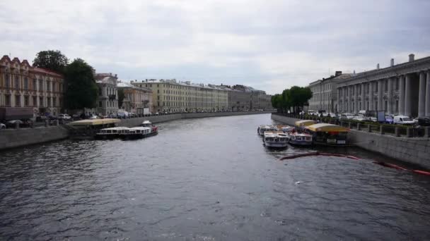 Enterntainment lodě na břehu řeky Fontanka — Stock video