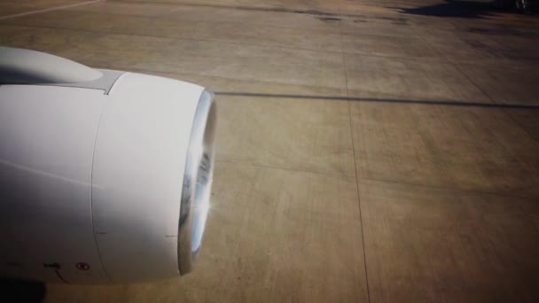 Turbina de avión y pista de aeropuerto — Vídeo de stock