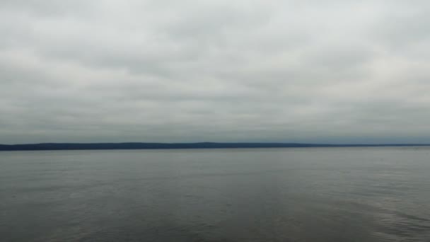Vue sur la mer à Horizon par une journée nuageuse 