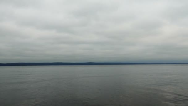 Vista al mar al horizonte en un día nublado — Vídeos de Stock