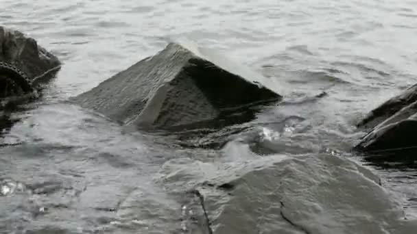 Wawes golpeando contra las rocas — Vídeo de stock