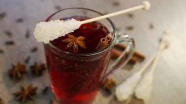 Bir kupa ile karanfil, tarçın ve anason mulled şarap