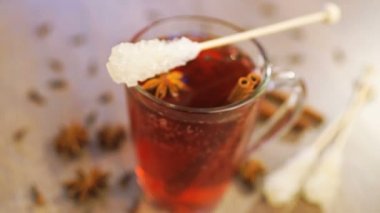 Bir kupa ile karanfil, tarçın ve anason mulled şarap