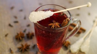 Bir kupa ile karanfil, tarçın ve anason mulled şarap
