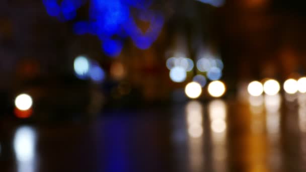 Şehir sokak araba bulanık ışıkları ile — Stok video