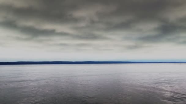 Vista al mar al horizonte en un clima tormentoso — Vídeos de Stock