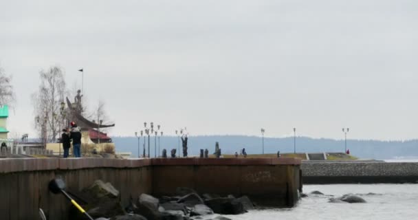 Cais de lago Onega com pessoas que passam por — Vídeo de Stock