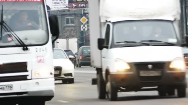 Zware verkeer op brede Prospekt — Stockvideo