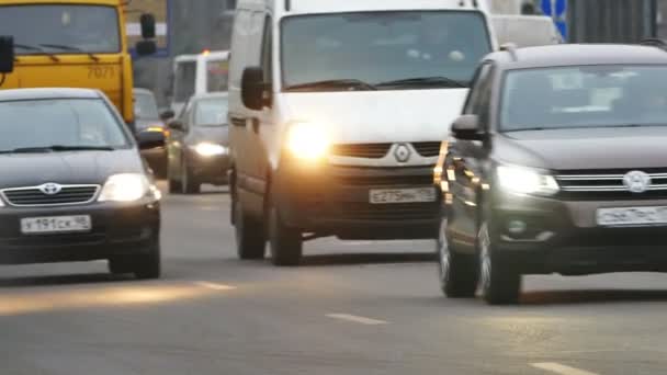 Schwerer Verkehr am breiten Prospekt — Stockvideo