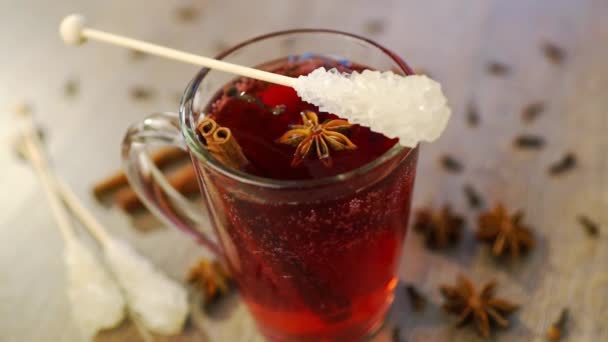 Mulled wine in a mug with clove, cinnamon and anise — Stock Video