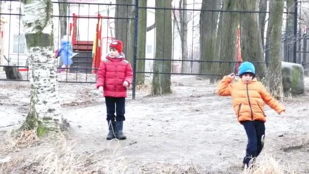 Børn leger i byparken – Stock-video