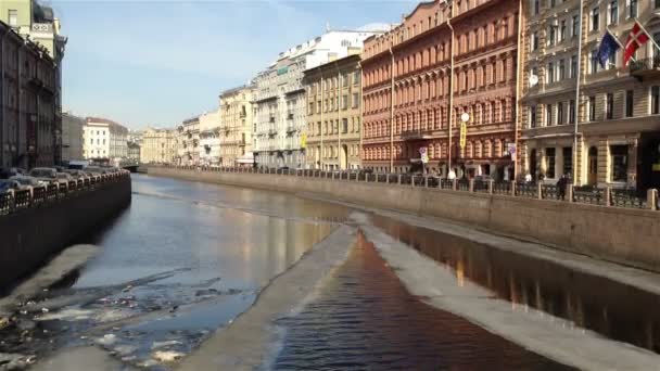 圣彼得堡莫伊卡河上的浮冰 — 图库视频影像