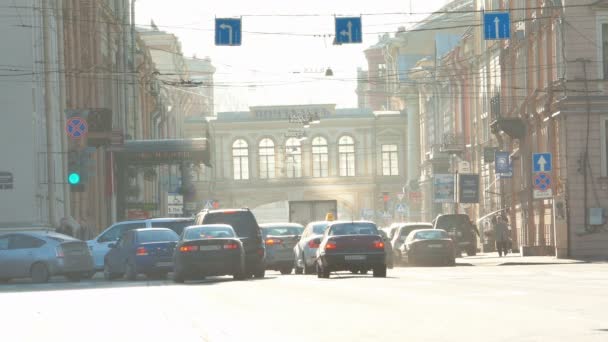 Verkehr in der Nähe der Hauptpost in St.petersburg — Stockvideo