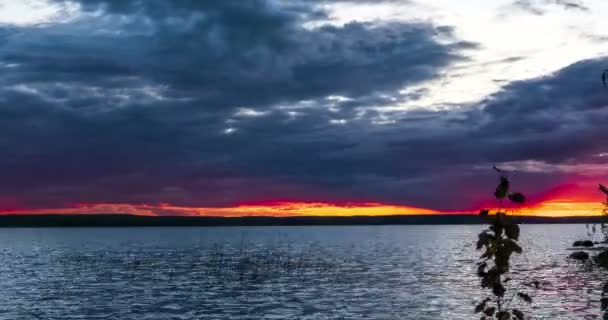 Puesta de sol brillante en la orilla del lago — Vídeos de Stock