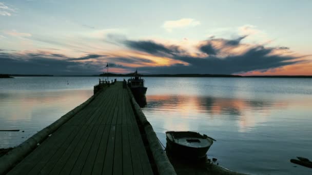 A fából készült móló tó nyugodt napkelte — Stock videók