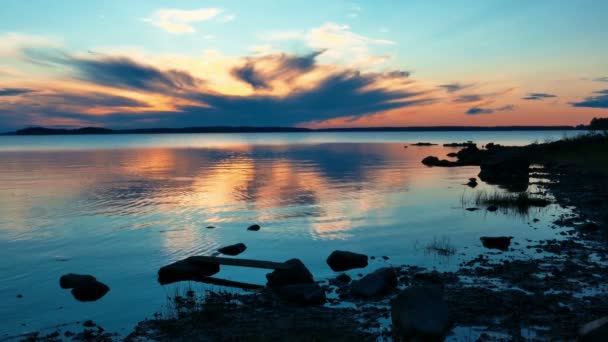 Spokojny Sunrise na jezioro krajobraz — Wideo stockowe