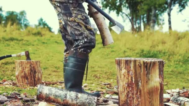 Hombre cortando madera al aire libre con hacha Cleaver — Vídeo de stock