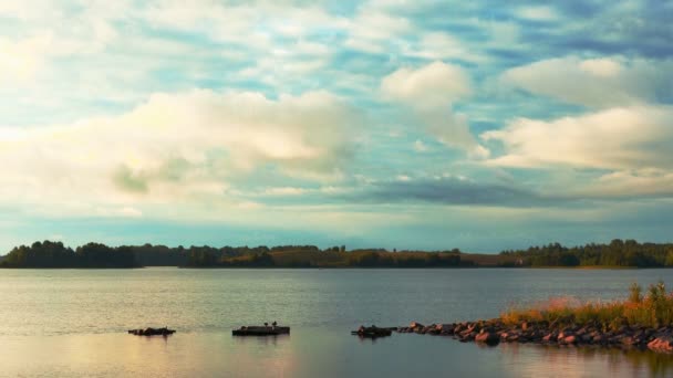Amanecer tranquilo en el paisaje del lago — Vídeos de Stock