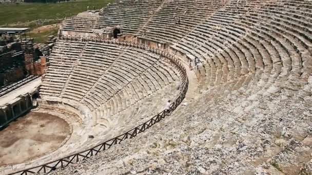 Antikes griechisches Amphitheater in den Ruinen der Hierapolis-Stadt bei Pamukkale, Türkei — Stockvideo