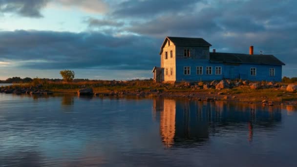 Casa solitaria en una orilla del lago — Vídeos de Stock