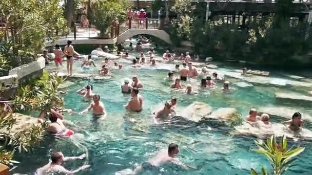 Insanlar Kleopatra havuzlarda yüzmek yakınındaki pamukkale, Türkiye — Stok video