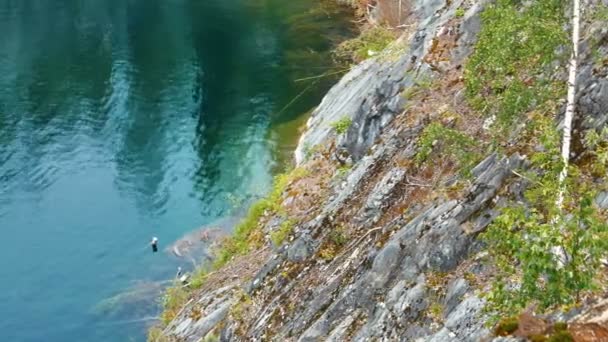 Strand med klippor och blått vatten — Stockvideo