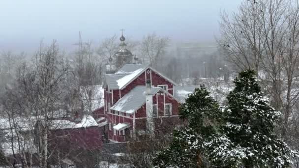 Casa de campo y la iglesia durante la nieve Blizzard — Vídeo de stock