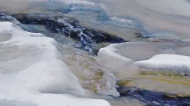 Yüzen buz 4 k ile nehir akarsu