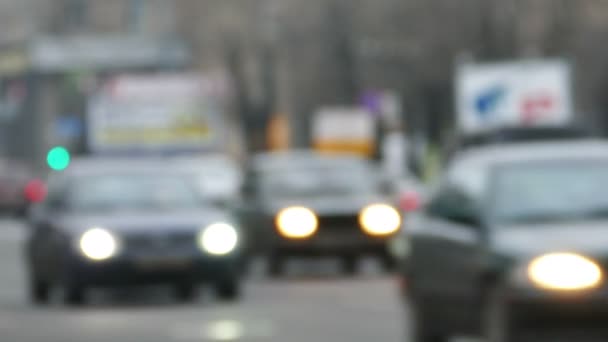 Vue déconcentrée des voitures se déplaçant dans la rue aux feux de la ville flous Arrière-plan 