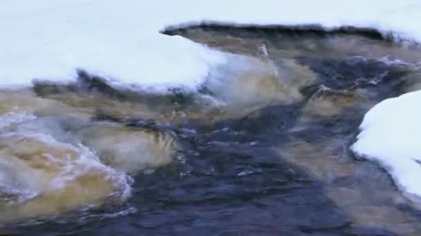 Stroom van de rivier met drijvend ijs in 4k — Stockvideo