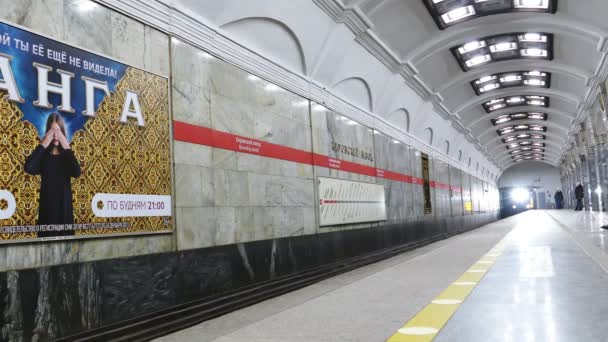 Metro Train Arrives at the Station Kirovsky Zavod in St.Petersburg, Russia — Stock Video