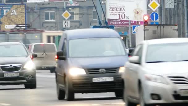 Tráfego pesado em Wide Prospekt em São Petersburgo, Rússia — Vídeo de Stock