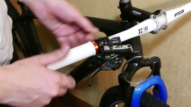 Mechanic fiets repareren, installeren van Grip op de stuurstang, close-up Shot in 4k — Stockvideo