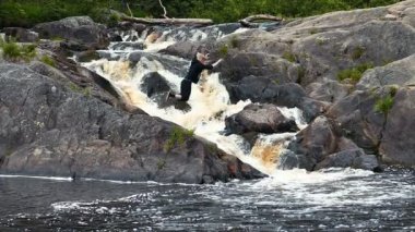 Şelale üzerinde atlama çocuklar