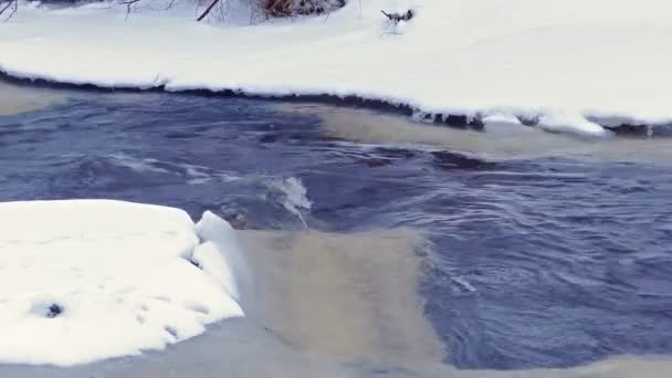 Stroom van de rivier met drijvend ijs in 4k — Stockvideo