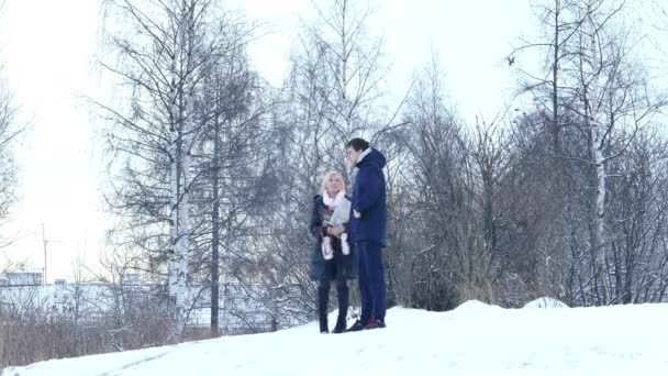 Ζευγάρι μιλώντας στο χιονισμένο Hill στο Winter Park — Αρχείο Βίντεο