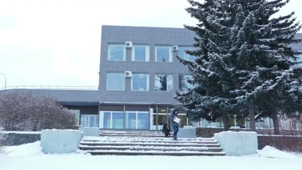 Офисное здание и деревья в снежную зиму — стоковое видео