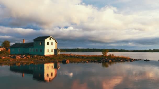 Casa solitária em uma margem do lago — Vídeo de Stock